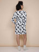 SNURK Crossword Long Sleeve Dress Dames, zwart-wit kruiswoordprint, relaxed fit, lange mouwen, praktische zakken.