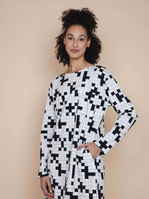 SNURK Crossword Long Sleeve T-shirt Dames met zwarte kruiswoordprint en relaxte pasvorm.