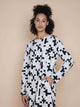 SNURK Crossword Long Sleeve T-shirt Dames met zwarte kruiswoordprint en relaxte pasvorm.