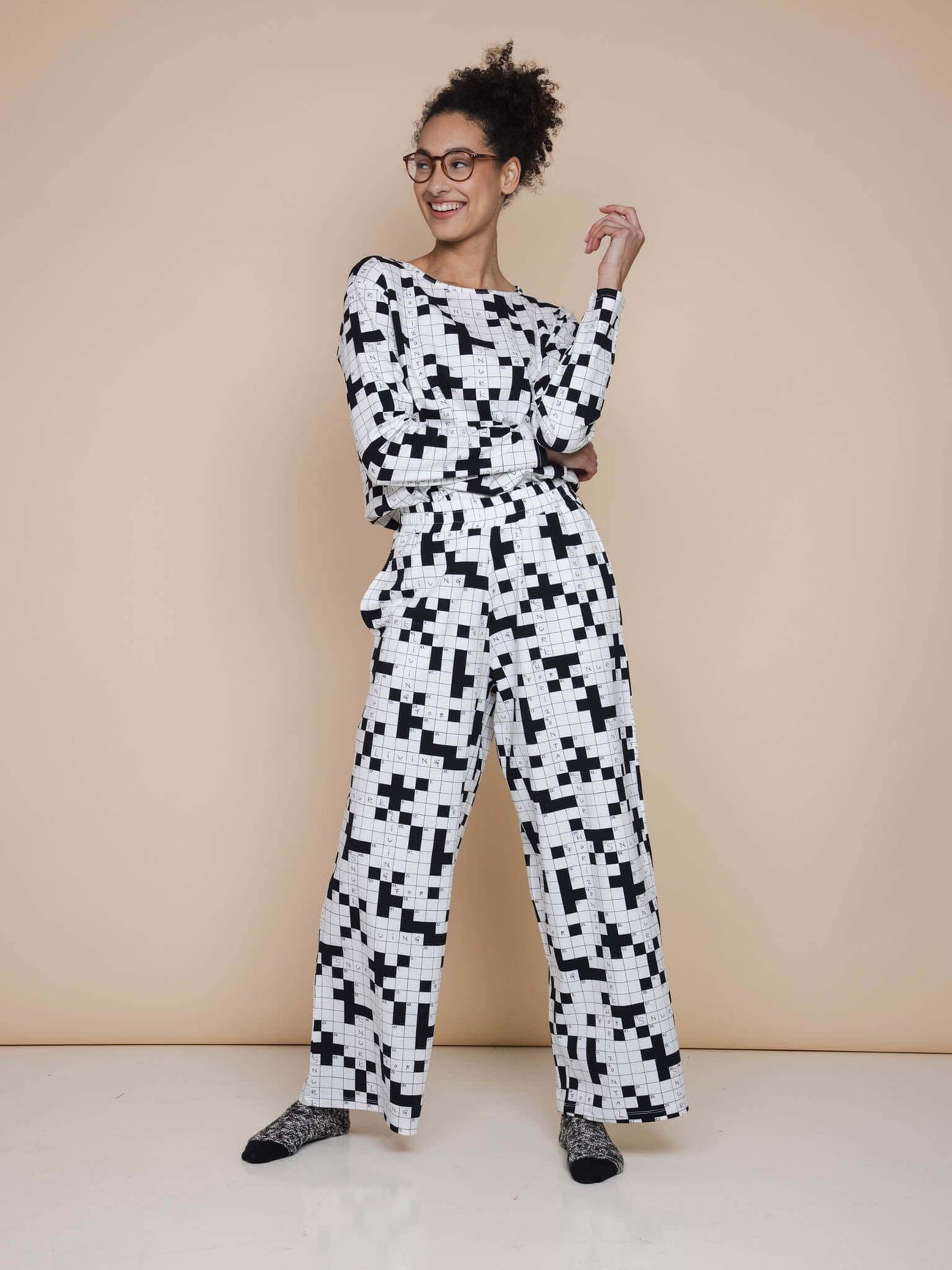 SNURK Crossword Long Sleeve T-shirt Dames in zwart-wit, casual look met comfortabele pasvorm.