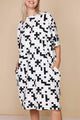 SNURK Crossword Relaxed Tee Dress Dames in zwart-wit met kruiswoordprint en zakken, comfortabele oversized jurk.