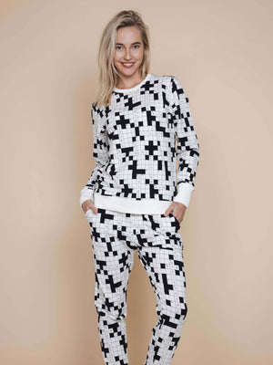 SNURK Crossword Sweater Dames model in zwart-witte kruiswoordprint op zachte biologische stretchkatoen.