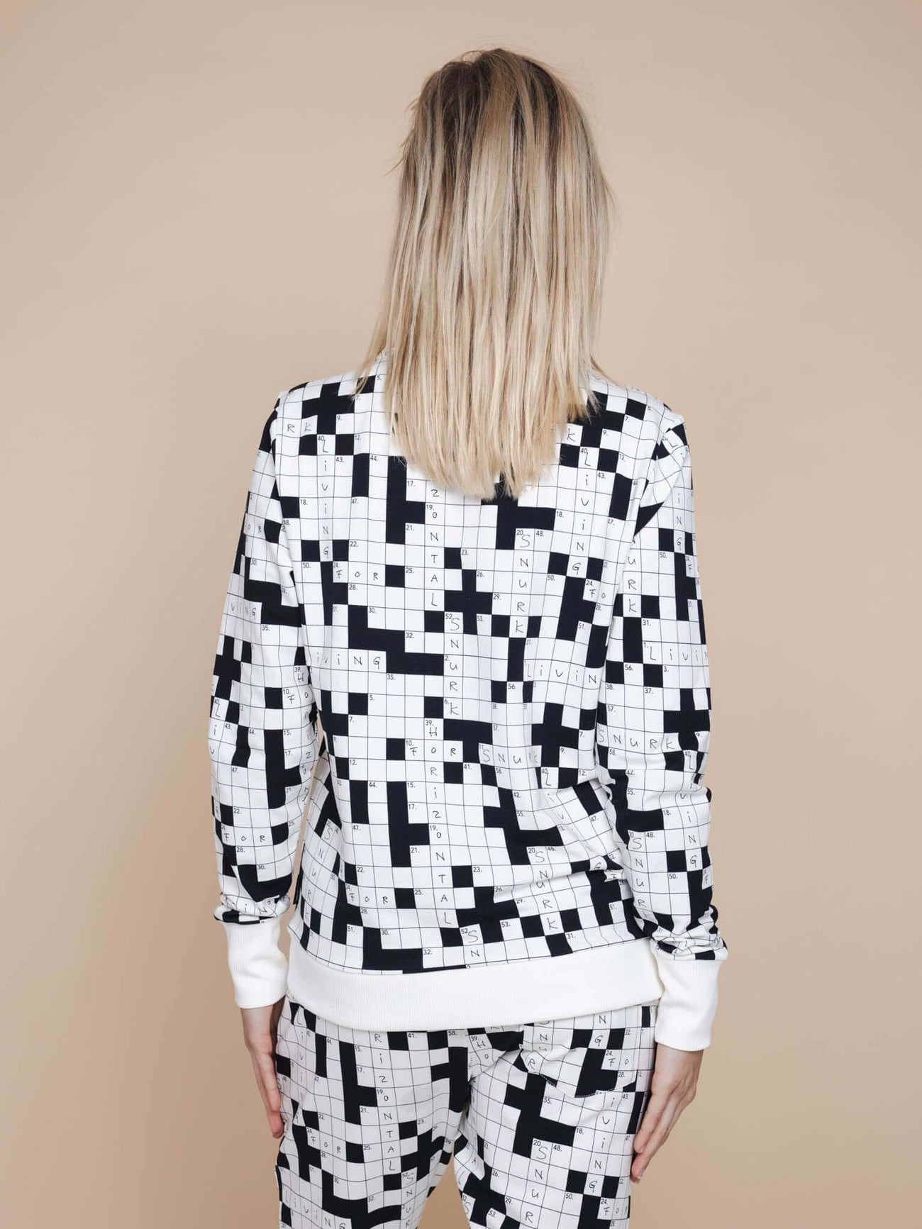 SNURK Crossword Sweater Dames, zwart-wit kruiswoordprint, achterkant, gemaakt van zachte biologische stretchkatoen.