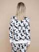 SNURK Crossword Sweater Dames, zwart-wit kruiswoordprint, achterkant, gemaakt van zachte biologische stretchkatoen.