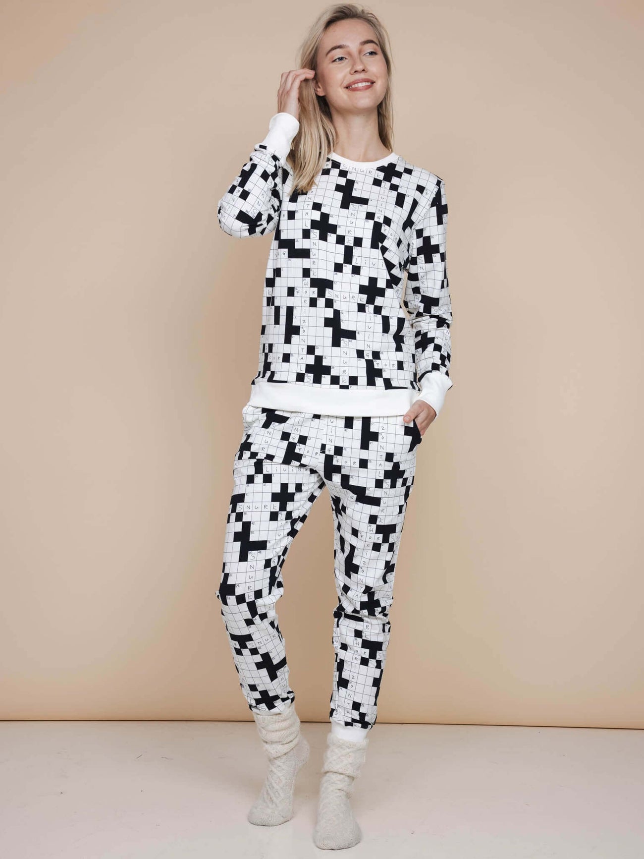 SNURK Crossword Sweater Dames in zwart-wit kruiswoordprint, stylish en comfortabel.