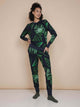 SNURK Dark Forest Broek Regular Unisex in donkergroene bladerenprint, comfortabel en stijlvol voor dames en heren.