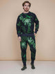 SNURK Dark Forest Broek Regular Unisex outfit met grote donkergroene bladeren op antracietgrijze achtergrond.