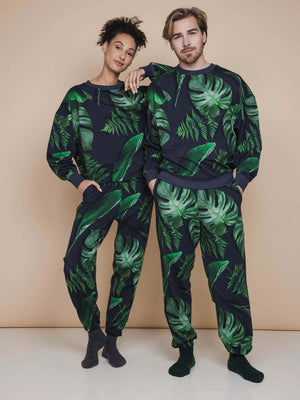 SNURK Dark Forest Broek Relaxed Unisex, unisex joggers with green leaf print on a dark background, stylish and comfortable.
