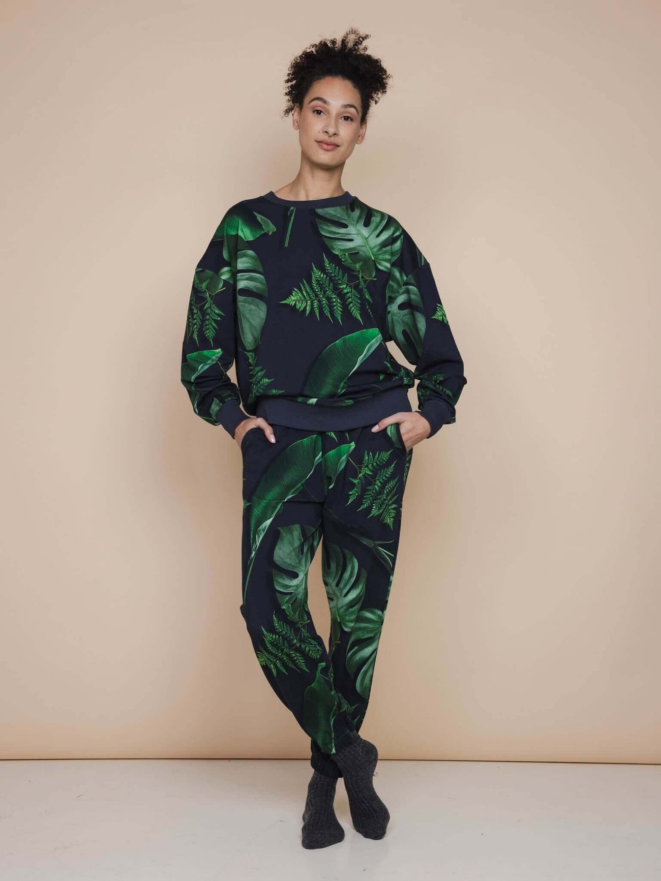SNURK Dark Forest Broek Relaxed Unisex met een stijlvolle botanische print en comfortabele pasvorm.