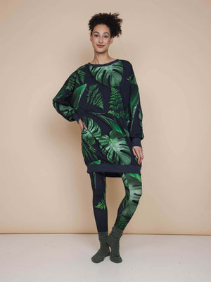 SNURK Dark Forest Legging Dames in groene bladerenprint, gecombineerd met een oversized trui, fashion outfit.