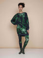 SNURK Dark Forest Legging Dames in groene bladerenprint, gecombineerd met een oversized trui, fashion outfit.