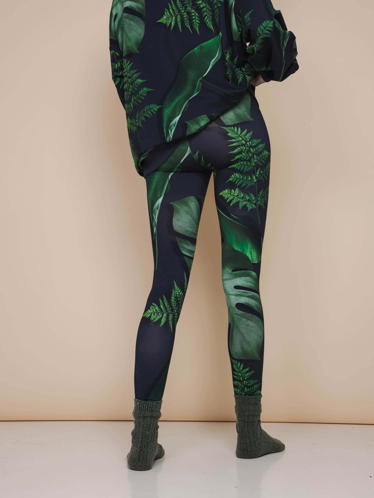 SNURK Dark Forest Legging Dames met botanische bladerenprint op antracietgrijze achtergrond
