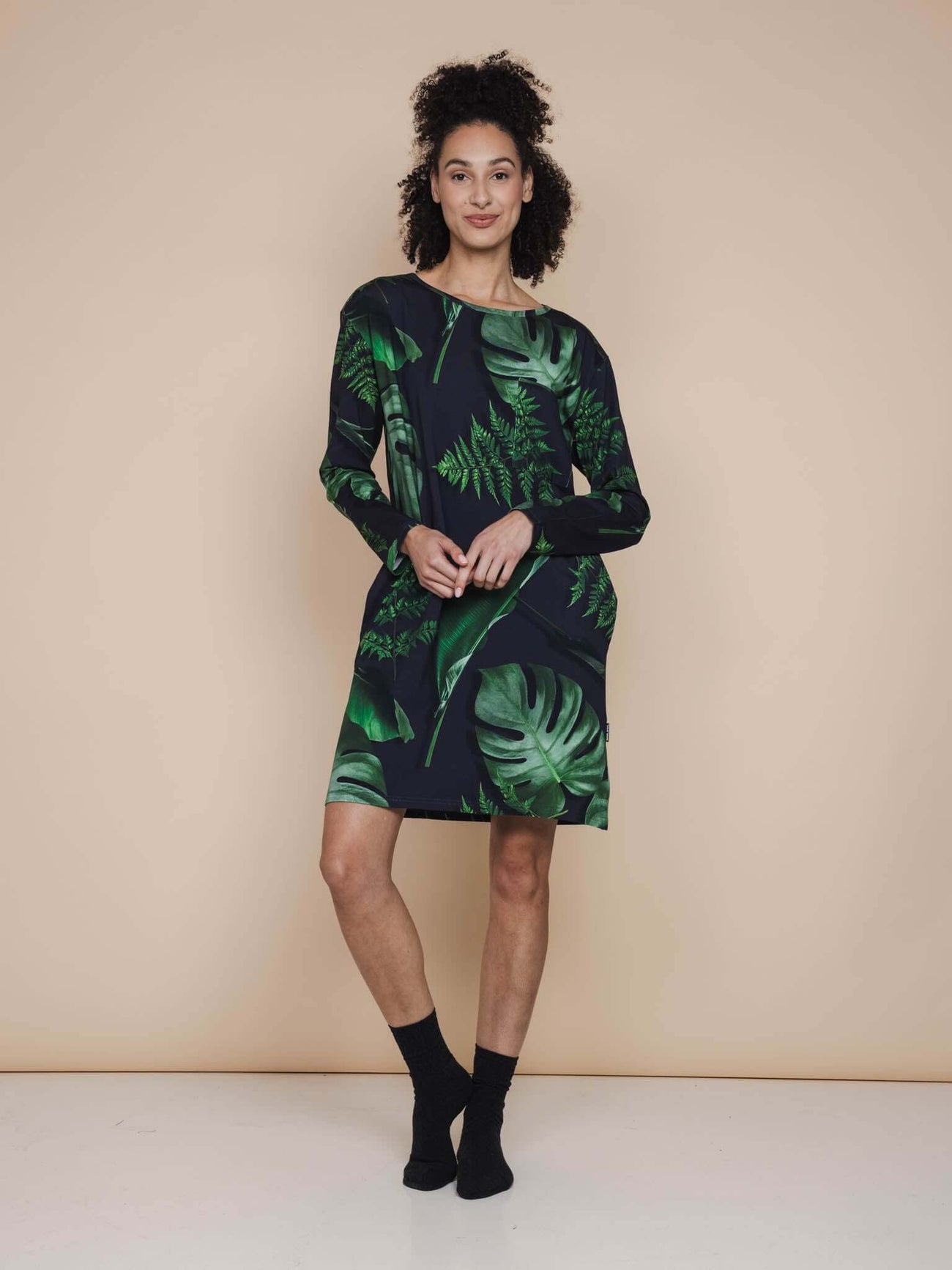SNURK Dark Forest Long Sleeve Dress Dames met grote groene bladeren op antracietgrijs, relaxte pasvorm.