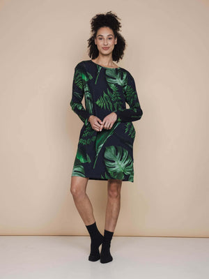 SNURK Dark Forest Long Sleeve Dress Dames met grote groene bladeren op antracietgrijs, relaxte pasvorm.
