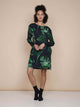 SNURK Dark Forest Long Sleeve Dress Dames met grote groene bladeren op antracietgrijs, relaxte pasvorm.