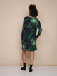 SNURK Dark Forest Long Sleeve Dress Dames van achteren, met grote groene bladeren op een antracietgrijze achtergrond.