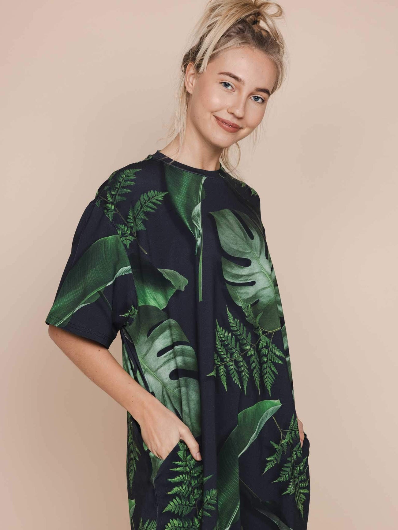 SNURK Dark Forest Relaxed Tee Dress Dames met donkergroene bladeren, oversized fit, ronde hals en zakken.