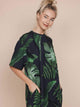 SNURK Dark Forest Relaxed Tee Dress Dames met donkergroene bladeren, oversized fit, ronde hals en zakken.