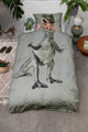 SNURK Dino Green dekbedovertrek met T-Rex print en kind op bed met schrikreactie