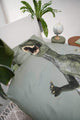 SNURK Dino Green dekbedovertrek met T-Rex op een groene achtergrond voor duurzaam slaapcomfort.