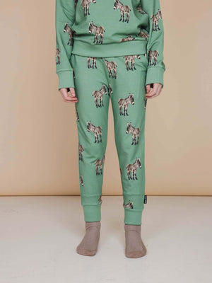 SNURK Donkeys Broek Kids in zachtgroene stof met schattige ezelsprint, perfect voor kinderen om in te spelen of te slapen.