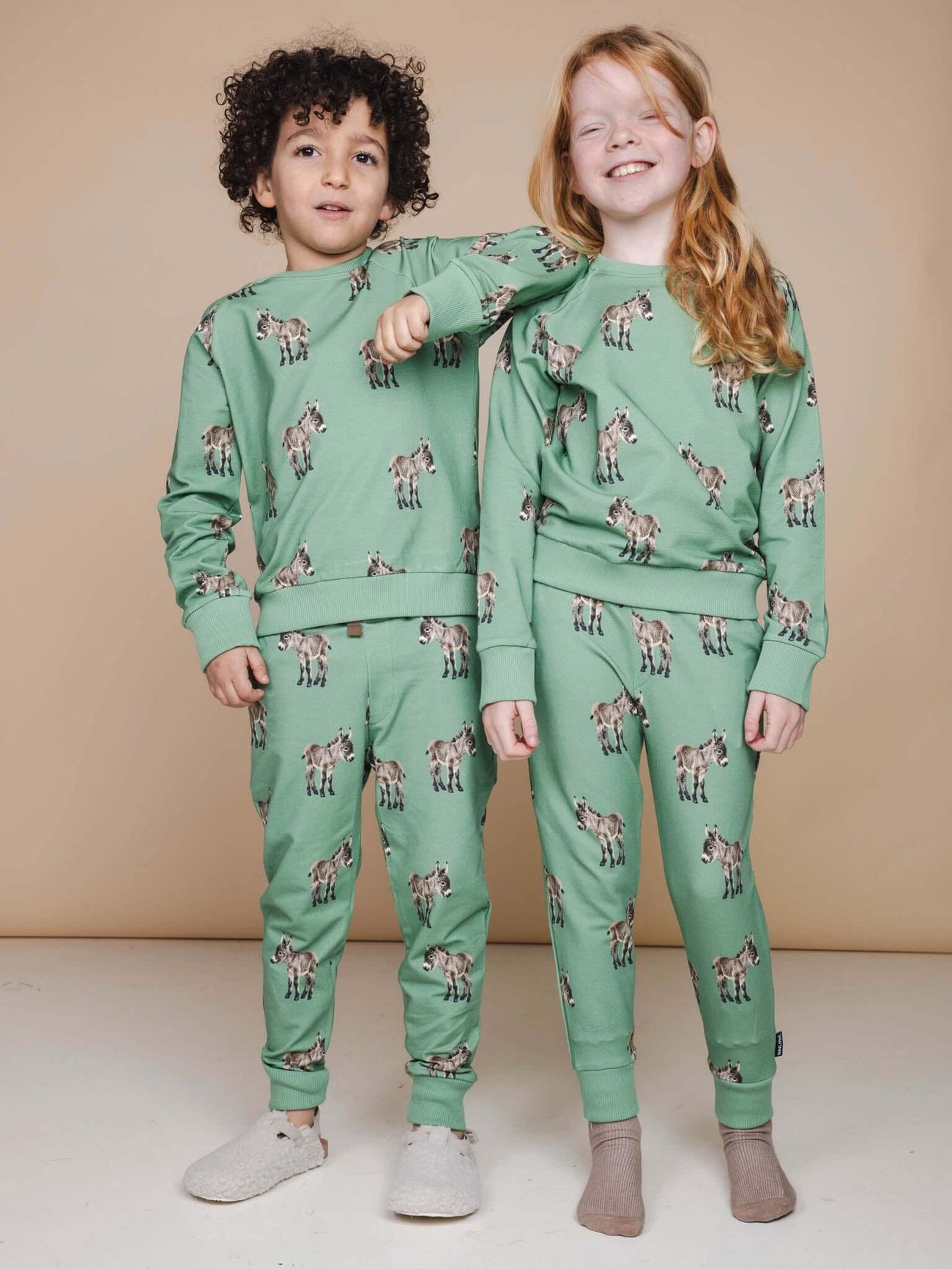 Kinderen in SNURK Donkeys Broek Kids en matching trui, schattig groen met ezels print.