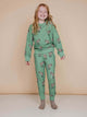SNURK Donkeys Broek Kids, schattige en comfortabele kinderjoggingbroek met ezelsprint op zachtgroene achtergrond.