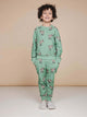 Kind in SNURK Donkeys Broek Kids, comfortabel in zachtgroene joggingoutfit met schattige ezels.