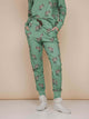 SNURK Donkeys Broek Regular Unisex met schattige baby-ezels op een zachtgroene achtergrond.