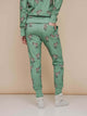 SNURK Donkeys Broek Regular Unisex met schattige baby-ezels op een zachtgroene achtergrond.