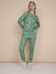 SNURK Donkeys Broek Regular Unisex met schattige baby-ezels op een zachtgroene achtergrond, comfortabel en stijlvol.