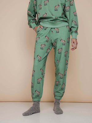 SNURK Donkeys Broek Relaxed Unisex in zachtgroene kleur met schattige baby-ezels op een model.