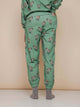 Achteraanzicht van SNURK Donkeys Broek Relaxed Unisex in zachtgroene stof met schattige baby-ezels.