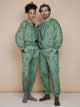 SNURK Donkeys Broek Relaxed Unisex in zachtgroene kleur met schattige baby-ezels, gedragen door een man en vrouw.