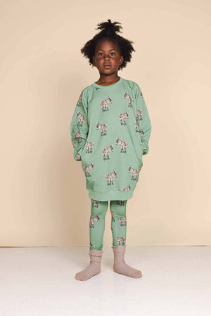 SNURK Donkeys Legging Kids met schattige ezels op een zachte groene achtergrond, perfect voor kinderen.