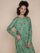SNURK Donkeys Long Sleeve Dress Dames model met schattige ezels op groene achtergrond, comfortabele pasvorm en lange mouwen.
