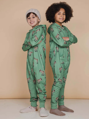 SNURK Donkeys Onesie Kids, kinderen in groene onesies met schattige ezels erop, perfect voor slapen en spelen.