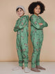 SNURK Donkeys Onesie Kids, kinderen in groene onesies met schattige ezels erop, perfect voor slapen en spelen.