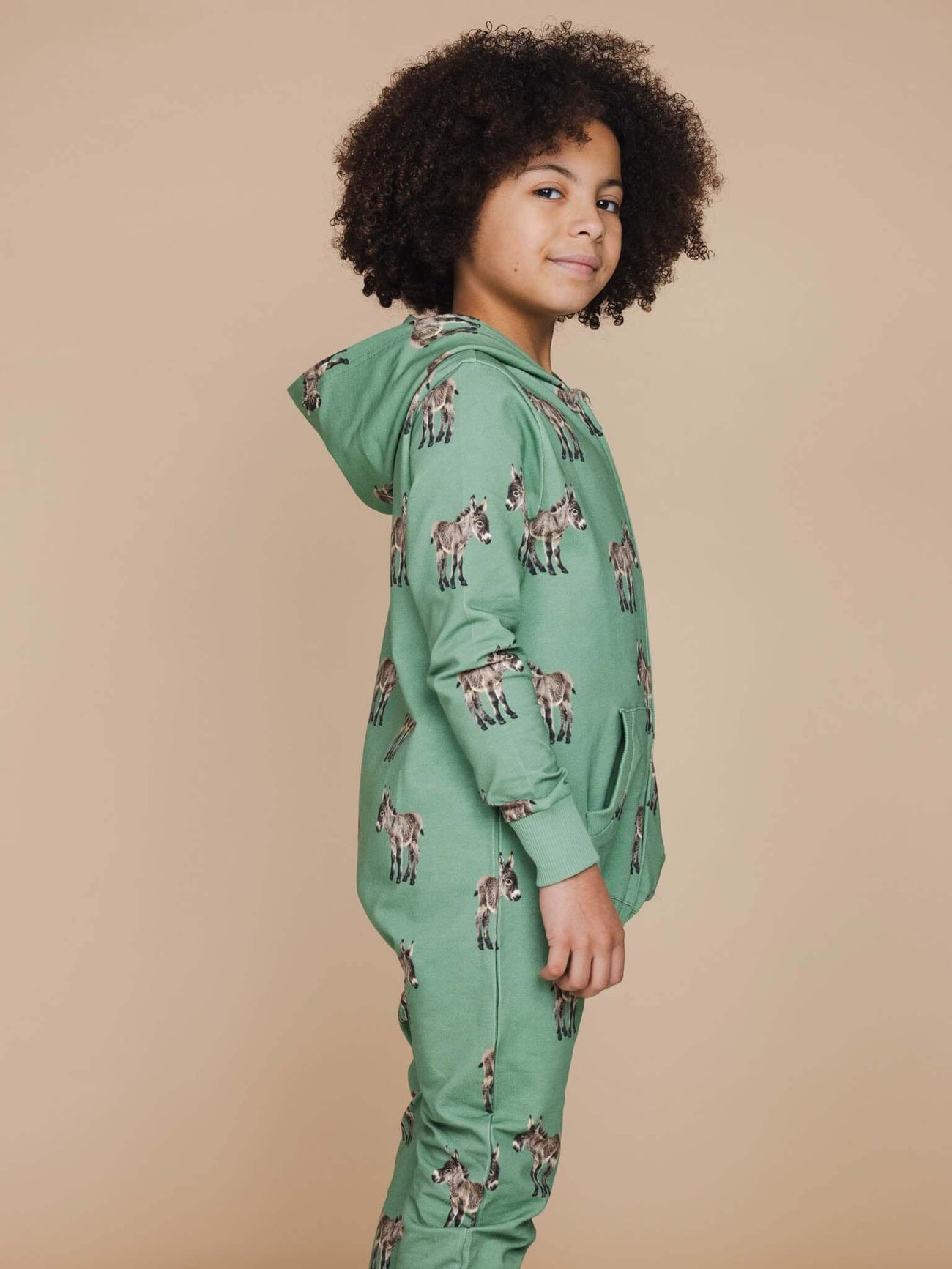 SNURK Donkeys Onesie Kids in zachtgroene kleur met schattige ezelprint, perfect voor slapen en chillen.