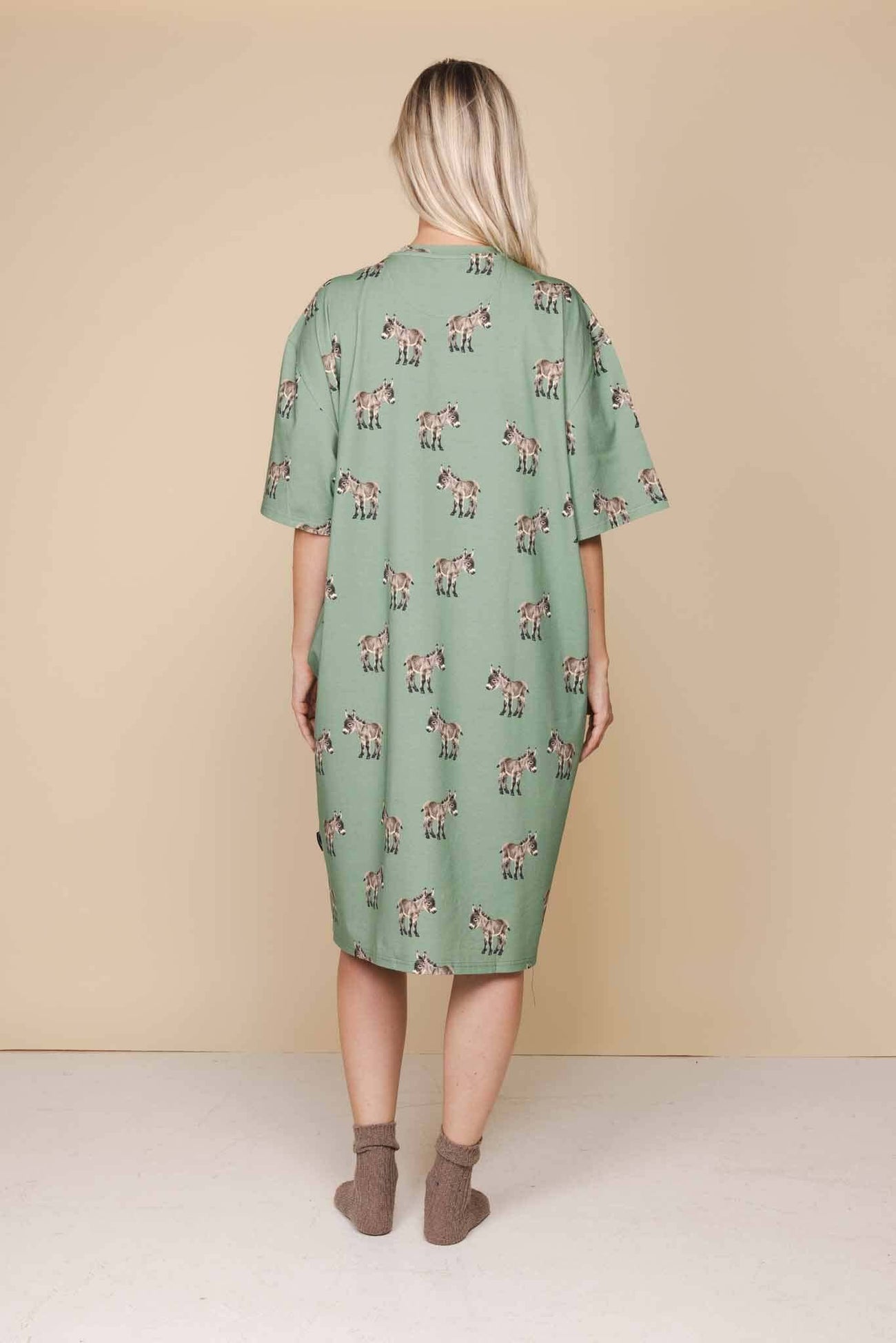 SNURK Donkeys Relaxed Tee Dress Dames in oversized fit, featuring cute baby donkeys on green background.