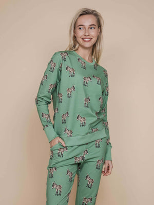 SNURK Donkeys Sweater Dames op een model met schattige baby-ezels op een zachtgroene achtergrond.