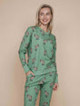 SNURK Donkeys Sweater Dames op een model met schattige baby-ezels op een zachtgroene achtergrond.
