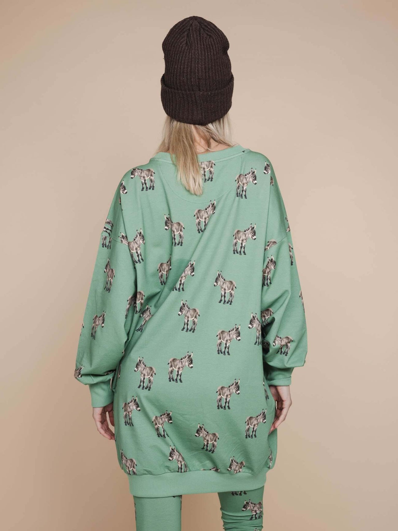 SNURK Donkeys Sweater Dress Dames van achteren gezien, met schattige baby-ezels op een zachtgroene achtergrond.
