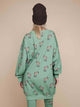 SNURK Donkeys Sweater Dress Dames van achteren gezien, met schattige baby-ezels op een zachtgroene achtergrond.