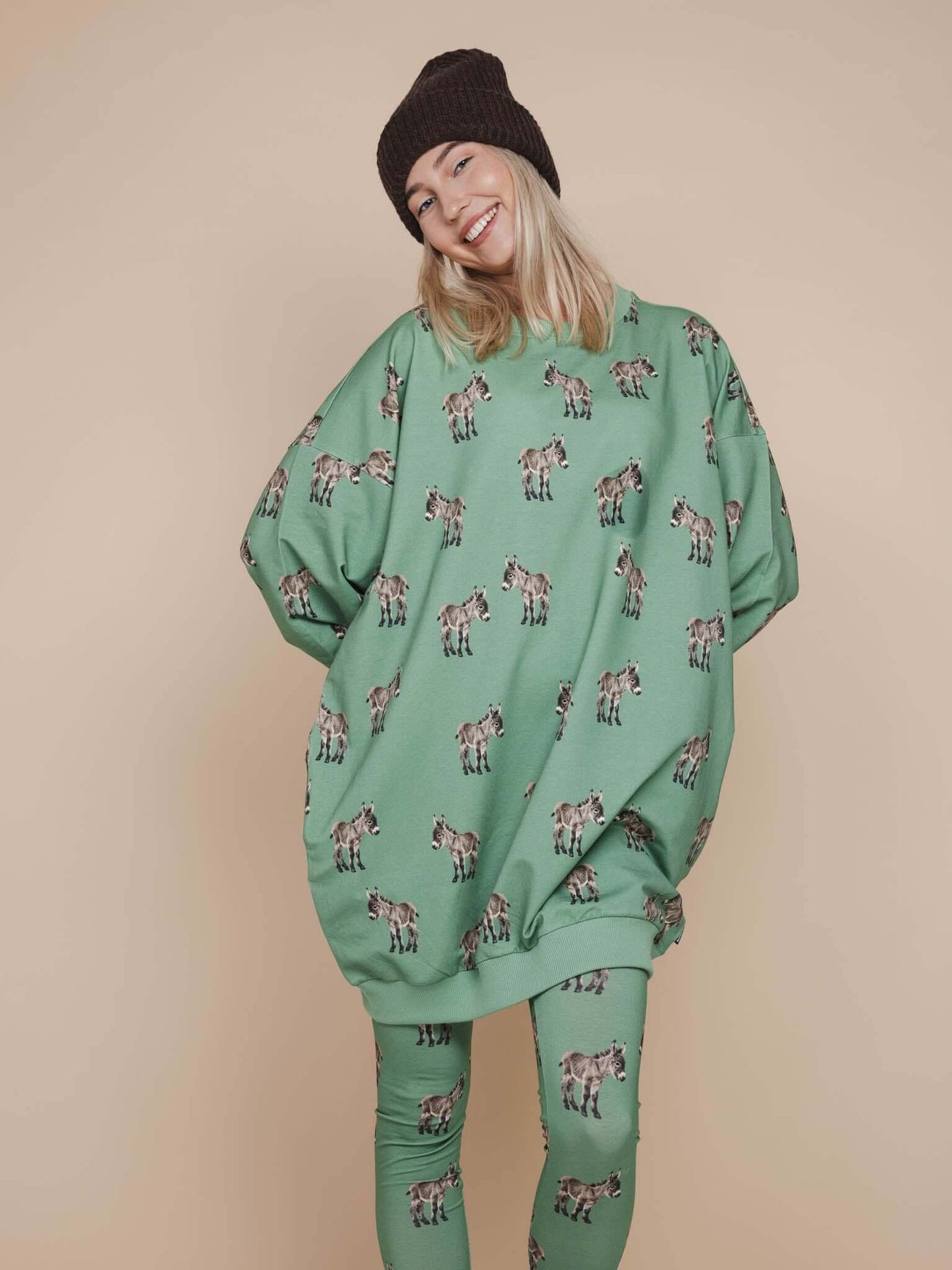 SNURK Donkeys Sweater Dress Dames met schattige baby-ezels op een zachtgroene achtergrond, ideaal voor thuis.