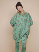 SNURK Donkeys Sweater Dress Dames met schattige baby-ezels op een zachtgroene achtergrond, ideaal voor thuis.