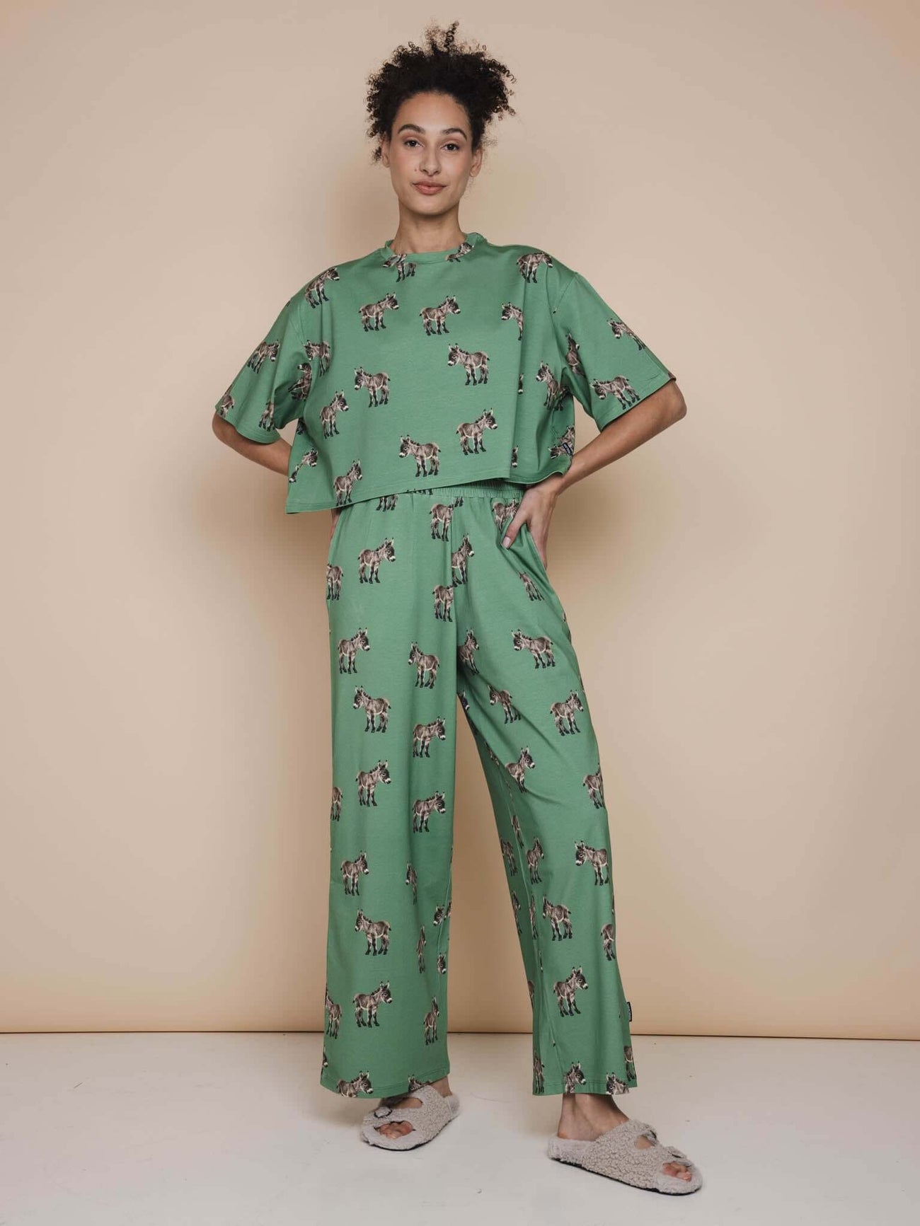 SNURK Donkeys Wijde broek Dames in zachtgroene kleur met schattige baby-ezels print.