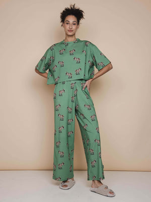SNURK Donkeys Wijde broek Dames in zachtgroene kleur met schattige baby-ezels print.