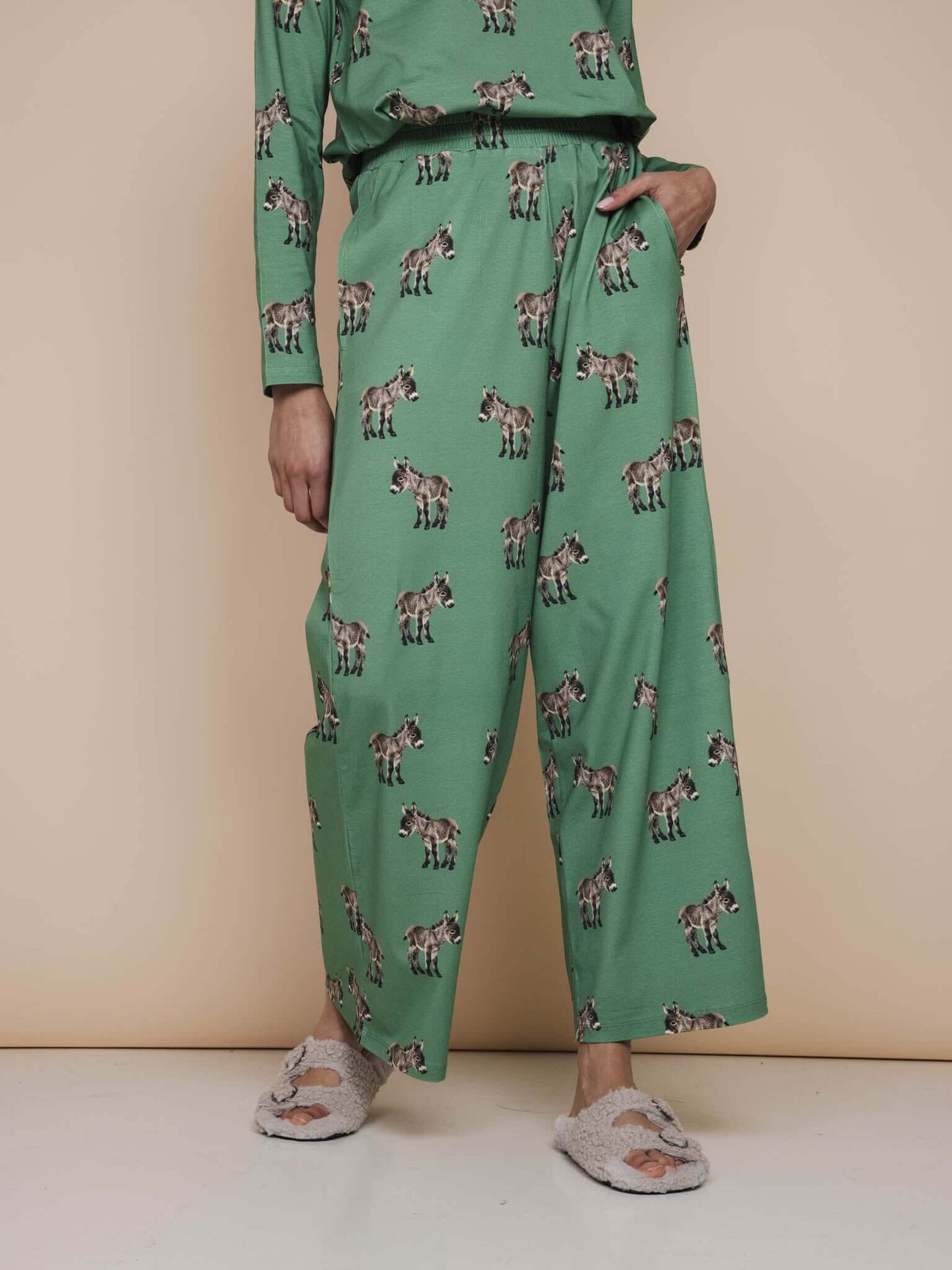 SNURK Donkeys Wijde broek Dames met schattige baby-ezels op een groen achtergrond.