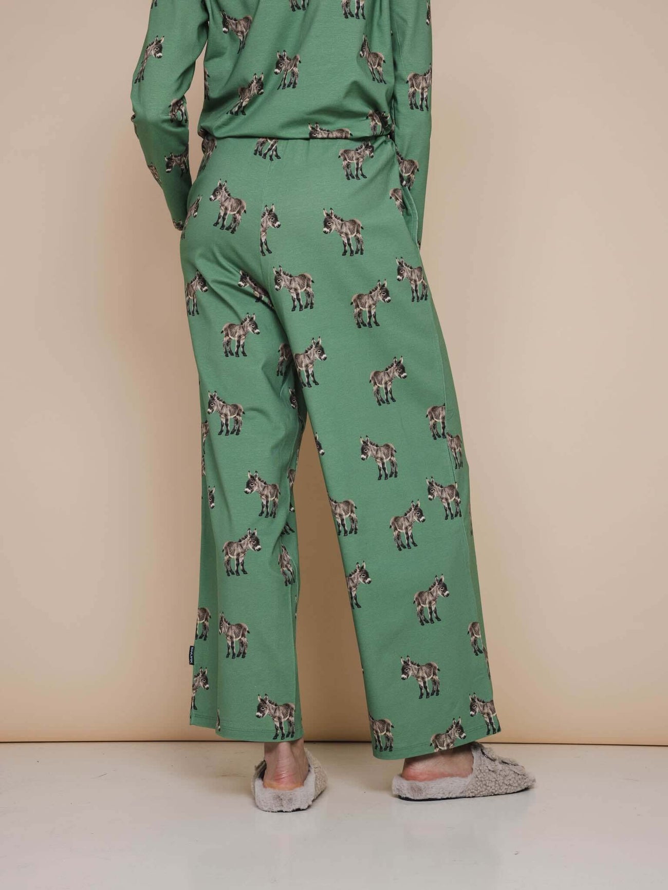 SNURK Donkeys Wijde broek Dames in zachtgroene kleur met schattige baby-ezels print aan de achterkant.